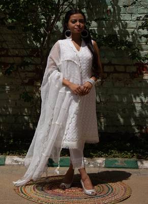 Kesar - Ivory Sleeveless Suit Set 1