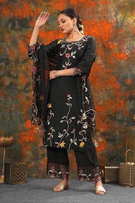 Sarla - Black Suit Set 1