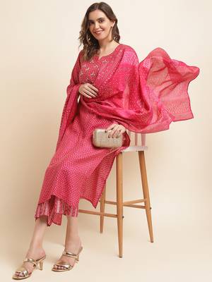 Pink printed regular sequinned kurta with trousers & dupatta 4