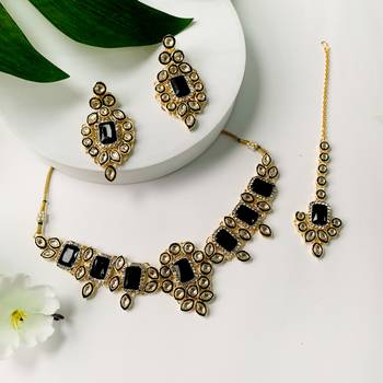 Traditional Kundan & Stone Choker Necklace Jewellery with Earrings & Maang Tikka Set 1