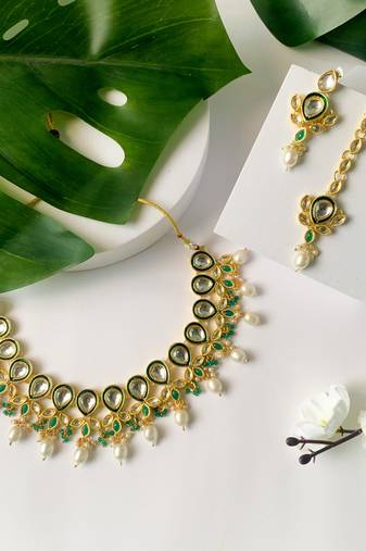 Traditional Pearl Kundan Floral Necklace With Earring Maang Tikka Set