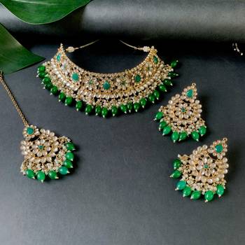 Traditional Pearl Kundan Studded Choker Jewellery Necklace Set with Maang Tikka 1