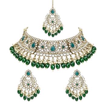 Traditional Pearl Kundan Studded Choker Jewellery Necklace Set with Maang Tikka 2