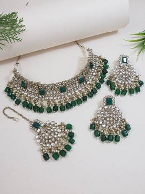 Traditional Pearl Kundan Choker Jewellery Necklace Set with Maang Tikka 1