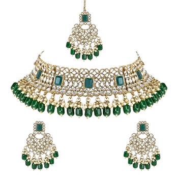 Traditional Pearl Kundan Choker Jewellery Necklace Set with Maang Tikka 2