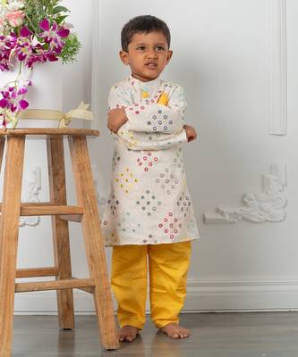 Off white embroidered kurta pyjama set 2