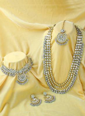 Traditional Kundan & Pearl Studded Bridal Choker Necklace Jewellery Set With Earrings & Maang Tikka for Women 1