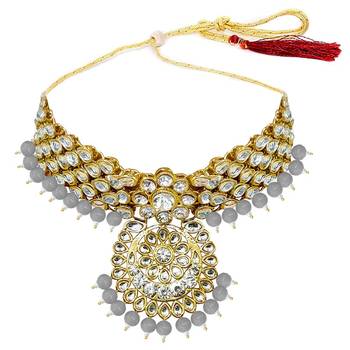 Traditional Kundan & Pearl Studded Bridal Choker Necklace Jewellery Set With Earrings & Maang Tikka for Women 5