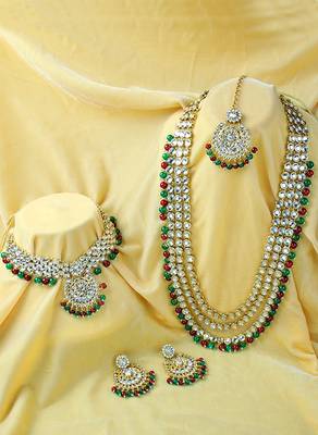 Traditional Kundan & Pearl Studded Bridal Choker Necklace Jewellery Set With Earrings & Maang Tikka for Women 1