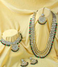 Traditional Kundan & Pearl Studded Bridal Choker Necklace Jewellery Set With Earrings & Maang Tikka for Women