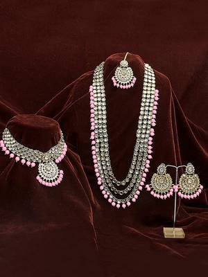 Traditional Kundan & Pearl Studded Bridal Choker Necklace Jewellery Set With Earrings & Maang Tikka for Women 1