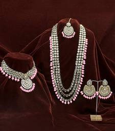 Traditional Kundan & Pearl Studded Bridal Choker Necklace Jewellery Set With Earrings & Maang Tikka for Women