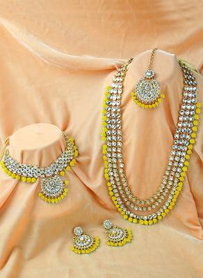 Traditional Kundan & Pearl Studded Bridal Choker Necklace Jewellery Set With Earrings & Maang Tikka for Women 1
