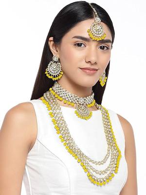 Traditional Kundan & Pearl Studded Bridal Choker Necklace Jewellery Set With Earrings & Maang Tikka for Women 3