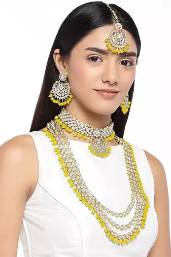 Traditional Kundan & Pearl Studded Bridal Choker Necklace Jewellery Set With Earrings & Maang Tikka for Women