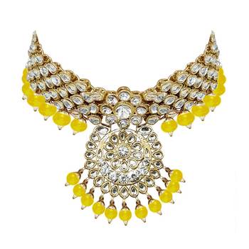 Traditional Kundan & Pearl Studded Bridal Choker Necklace Jewellery Set With Earrings & Maang Tikka for Women 4