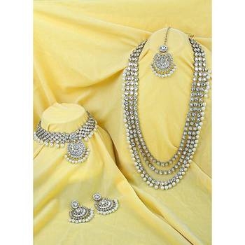 Traditional Kundan & Pearl Studded Bridal Choker Necklace Jewellery Set With Earrings & Maang Tikka for Women 1