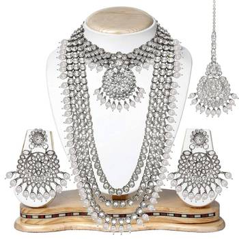 Traditional Kundan & Pearl Studded Bridal Choker Necklace Jewellery Set With Earrings & Maang Tikka for Women 5