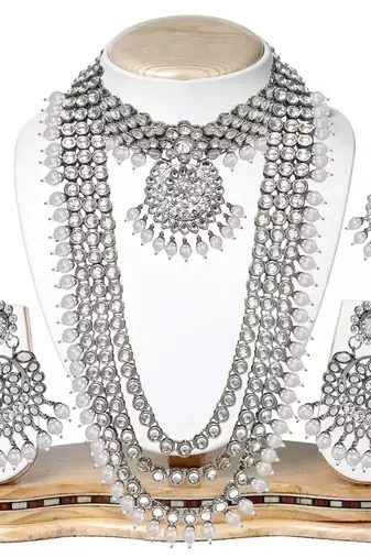 Traditional Kundan & Pearl Studded Bridal Choker Necklace Jewellery Set With Earrings & Maang Tikka for Women