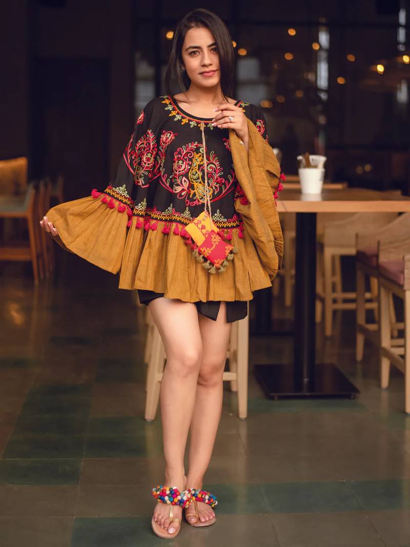 Black Sparrow Motif Embroidered Winter Circular Poncho_free Size