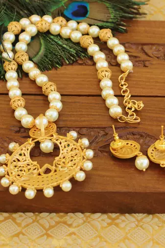 Matte finish peacock necklace set