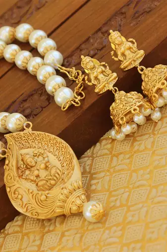 Matte finish temple necklace set