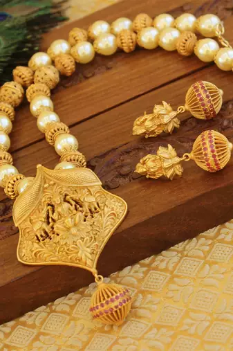 Matte finish temple necklace set
