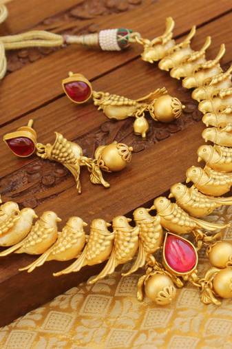 Matte finish parrot necklace set