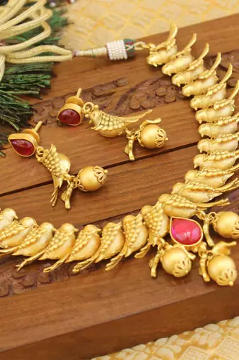 Matte finish parrot necklace set