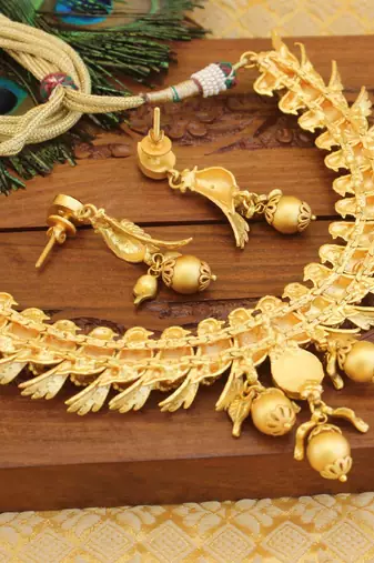 Matte finish parrot necklace set