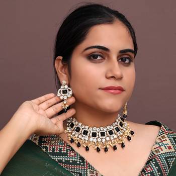 Black necklace-sets 2