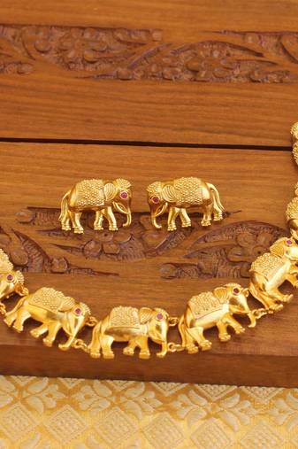 Matte finish elephant necklace set