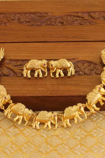 Matte finish elephant necklace set