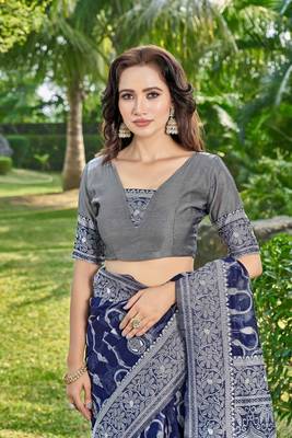 Floral cotton blend Zari Saree 5