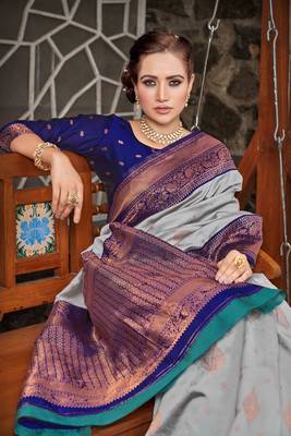 Ethnic Motifs Woven Design Zari Silk Blend Kanjeevaram Saree 3
