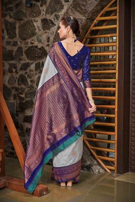 Ethnic Motifs Woven Design Zari Silk Blend Kanjeevaram Saree 4