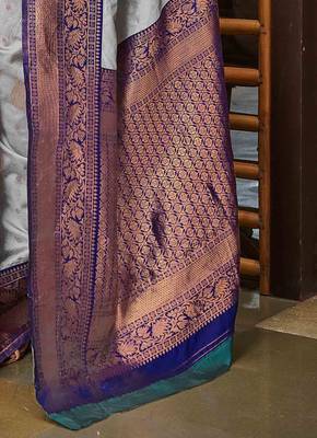 Ethnic Motifs Woven Design Zari Silk Blend Kanjeevaram Saree 5
