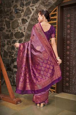 Ethnic Motifs Woven Design Zari Silk Blend Kanjeevaram Saree 4