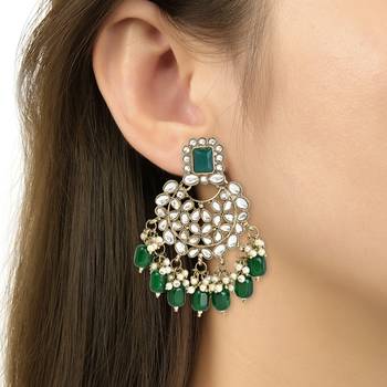 Traditional Pearl Kundan Choker Jewellery Necklace Set with Maang Tikka 6
