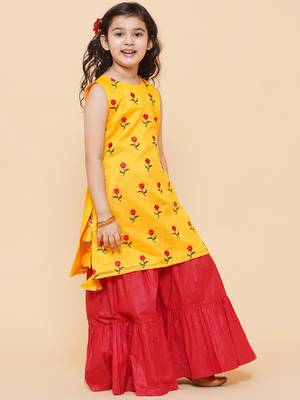 Yellow Embroidered Chanderi Silk Kurta Set 2