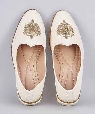 Off white zari embroidered slip on juttis 1
