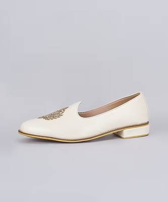 Off white zari embroidered slip on juttis 2