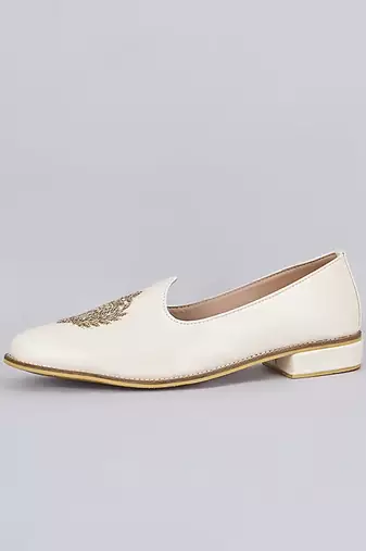 Off white zari embroidered slip on juttis