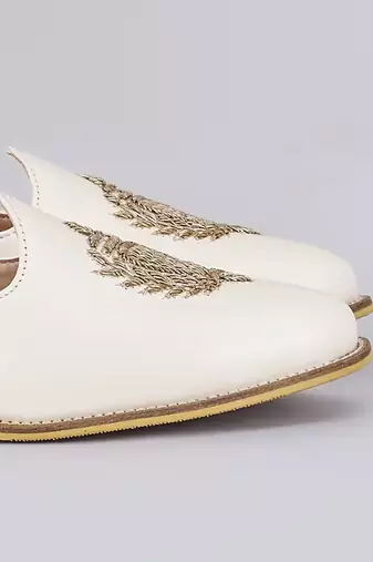 Off white zari embroidered slip on juttis
