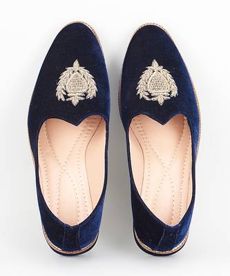 Royal blue embroidered velvet slip on juttis 1