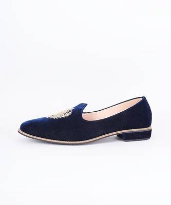 Royal blue embroidered velvet slip on juttis 2