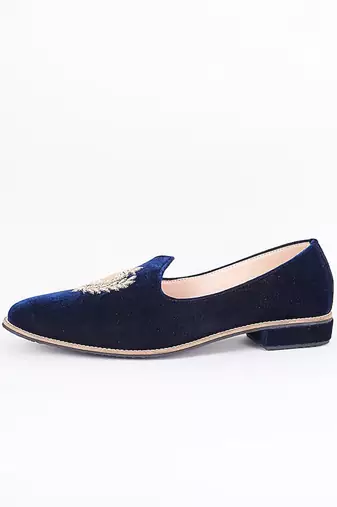 Royal blue embroidered velvet slip on juttis