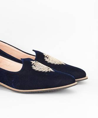 Royal blue embroidered velvet slip on juttis 3