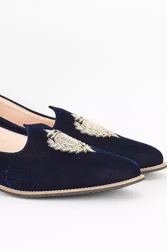 Royal blue embroidered velvet slip on juttis