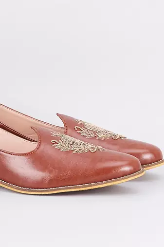 Tan brown embroidered leather slip on juttis